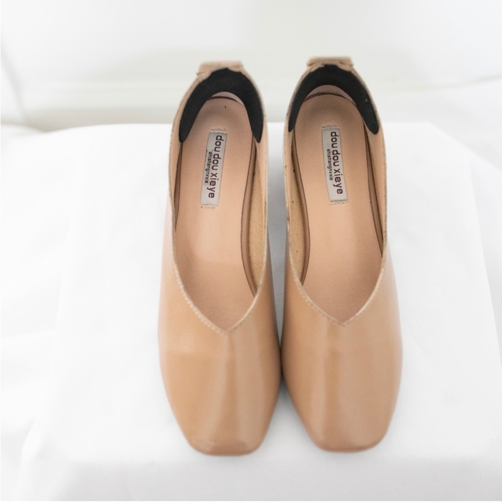 Nude square toe heel